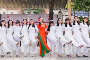 Chiêm ngưỡng bộ ảnh kỷ yếu dễ thương của cô trò chuyên văn