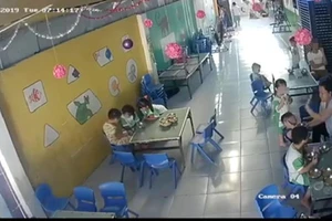 Đình chỉ cô giáo đánh đập, nhồi nhét cơm vào miệng trẻ
