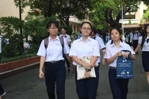 Nội dung đề Văn lớp 10 Phổ thông Năng khiếu ĐH Quốc gia hay 