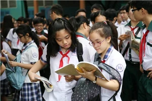 Trước giờ thi lớp 10, HS dặn: Thi xong ba mẹ đừng hỏi gì con!