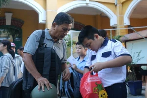 Thi vào lớp 6 Trần Đại Nghĩa: Bố mẹ sát cánh cùng sĩ tử nhí