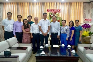 Thứ trưởng Bộ GD&ĐT thăm báo Pháp Luật TP.HCM