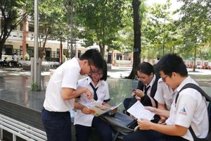 Thí sinh lo lắng trước khi bước vào thi môn Toán