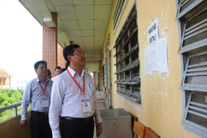 Thứ trưởng Bộ Giáo dục kiểm tra công tác chấm thi tại Long An