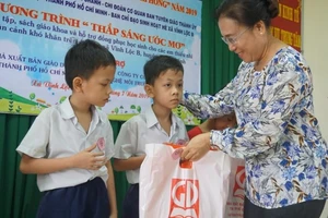 Chi đoàn Báo Pháp luật TP.HCM tặng sách cho học sinh nghèo