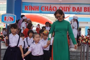 Cô trò rạng ngời trong lễ khai giảng ở những ngôi trường mới