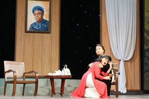 Cả ngàn HS thích thú với “Cải lương - Trăm năm nguồn cội”