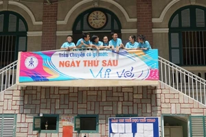 Học sinh Trần Đại Nghĩa rực rỡ sắc màu 'Ngày thứ sáu vui vẻ'