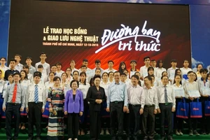 Trao 150 suất học bổng 'Tiếp sức đến trường' cho tân sinh viên