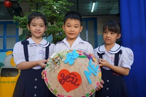 Món quà đặc biệt tặng mẹ và cô ngày 20-10