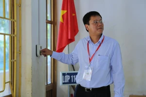 Thứ trưởng Lê Hải An kiểm tra thiết bị trong phòng thi ở Cao Bằng. Ảnh: GDTĐ