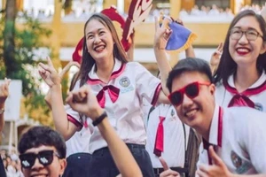 Màn flashmob 'cực ngầu, cực đỉnh' của thầy cô giữa sân trường
