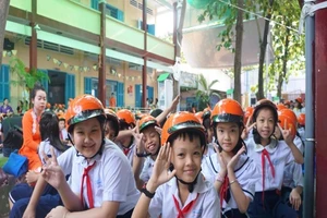 Hơn 5.000 mũ bảo hiểm 'Đội mũ cho con, trọn tình cha mẹ' 