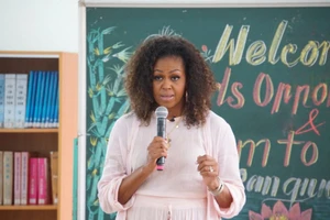 Bà Michelle Obama đến thăm trường cấp 3 ở Long An