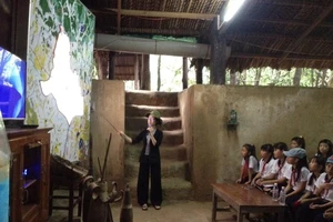 Đã thu tiền nhưng không đưa HS tham quan địa đạo Củ Chi