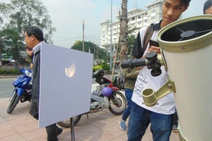 Sinh viên thích thú xem nhật thực cuối cùng của thập kỷ