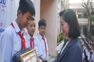 Nhóm học sinh nhặt được hơn 20 triệu đồng trả lại người mất