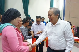 Phó Thủ tướng Trương Hòa Bình trao quà tết cho đồng bào Chăm