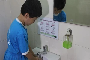 Học sinh trường tiểu học Kim Đồng rửa tay sạch sẽ sau khi đi vệ sinh