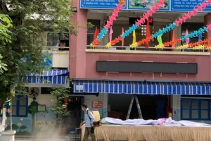 Trường Tiểu học Nguyễn Thị Minh Khai phun thuốc sát khuẩn