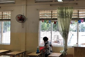 Trường Tiểu học Trần Quốc Thảo lau chùi bàn ghế trước khi học sinh trở lại trường