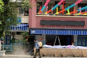 Trường Tiểu học Nguyễn Thị Minh Khai phun thuốc sát khuẩn phòng tránh virus Corona