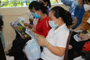 Giáo viên trường THPT Nguyễn Du được tập huấn về các biện pháp phòng tránh dich