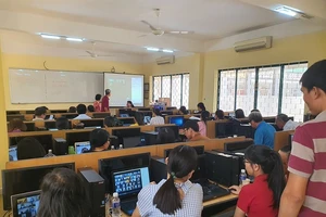 giáo viên trường THCS - THPT Ngôi Sao được tập huấn dạy học trực tuyến. Ảnh: NTCC