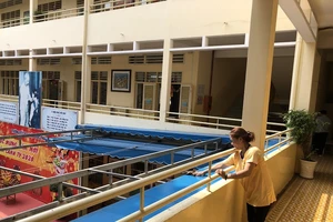 Phòng tránh dịch COVID-19, các trường học tập trung vệ sinh, lau dọn phòng học