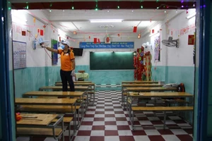 Giáo viên trường THCS - THPT Đào Duy Anh, quận 6 phun thuốc sát khuẩn, vệ sinh phòng học