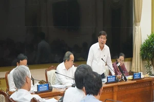 TP.HCM họp bàn giải pháp ứng phó với COVID-19