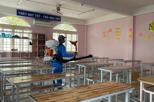 Trường THCS - THPT Hồng Hà, TP.HCM phun thuốc khử trùng phòng học