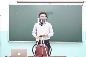 Giáo viên trường THCS - THPT Đào Duy Anh, quận 6 tổ chức dạy học trực tuyến trong thời gian học sinh nghỉ tránh dich. Ảnh: NTCC