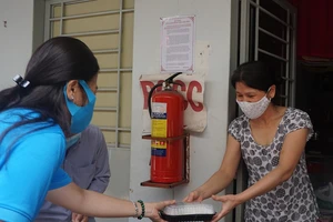 Ấm lòng những suất cơm miễn phí cho người nghèo mùa dịch