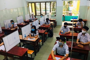 Trường trang bị nón ngăn giọt bắn, vách ngăn phòng COVID-19