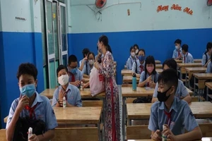 Học sinh TP.HCM háo hức học lại, tặng quà cho nhau