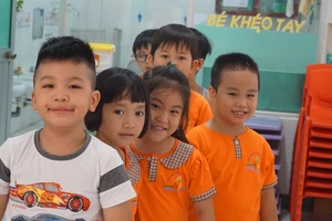 Đi học trở lại, các bé mầm non cười tươi như hoa