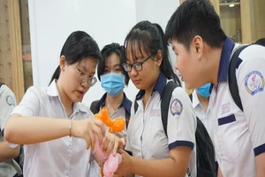 Học sinh trường THCS Minh Đức, quận 1 tham quan mô hình học tập tại trường THPT Lương Thế Vinh, quận 1. Ảnh: NQ