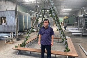 Một doanh nghiệp tặng 20 bộ khung hỗ trợ chống đỡ cây xanh