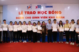 Trao 126 suất học bổng cho HS, SV sau dịch COVID-19