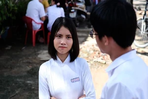 Bộ ảnh kỷ yếu "chuyến tàu tuổi thơ" của học sinh trường THPT Nguyễn Hữu Huân. Ảnh: NTCC