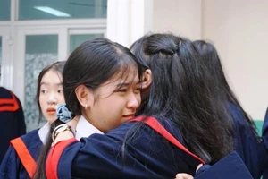 Lễ ra trường tràn ngập cảm xúc của học sinh Nguyễn Du