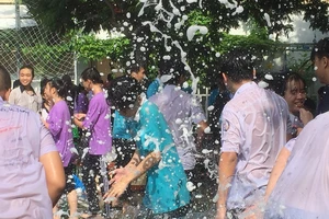 Những dòng lưu bút trao vội trong ngày lễ ra trường