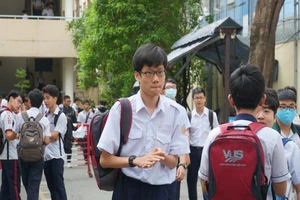 Đề thi chuyên Toán vào lớp 10 Phổ thông Năng khiếu