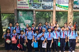Học sinh lớp 6 trường THCS Nguyễn Văn Tố,quận 10 trong 1 tiết học ngoài trời. Ảnh: website trường
