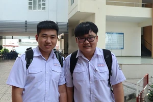 Thí sinh tham dự kỳ thi vào lớp 10 chuyên trường Trung học Thực hành. Ảnh: DANH NGUYỄN