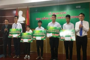 17 sinh viên nhận học bổng toàn phần hơn nửa tỷ đồng 