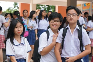 Thí sinh tham dự kỳ thi tuyển sinh 10 tại điểm thi trường THCS Hoàng Hoa Thám, quận Tân Bình. Ảnh: NQ