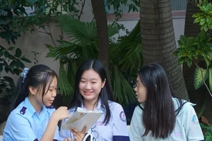 Thí sinh tham dự kỳ thi tuyển sinh lớp 10 tại điểm thi chuyên trường THPT Lương Thế Vinh, quận 1. Ảnh: NQ