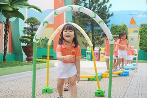 Học sinh trường Mầm non Măng non, quận 10 trong 1 tiết học ngoài trời. Ảnh: NQ